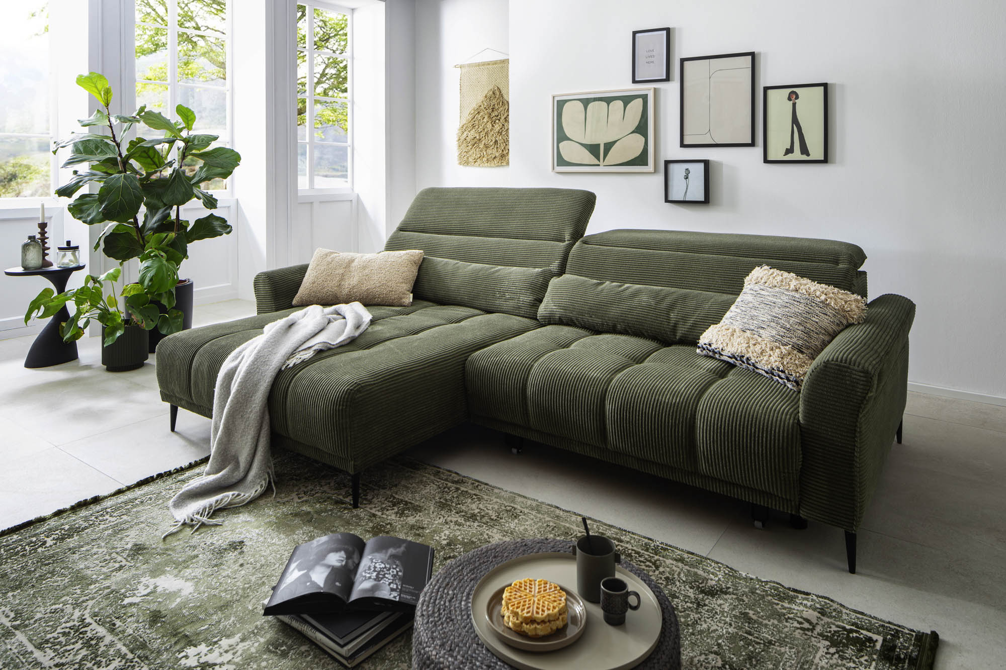 Wohnlandschaft Cord Grün - inkl. elektrischer XXL-Sitztiefenverstellung und 2 Kopfteilverstellungen  -  Wolve