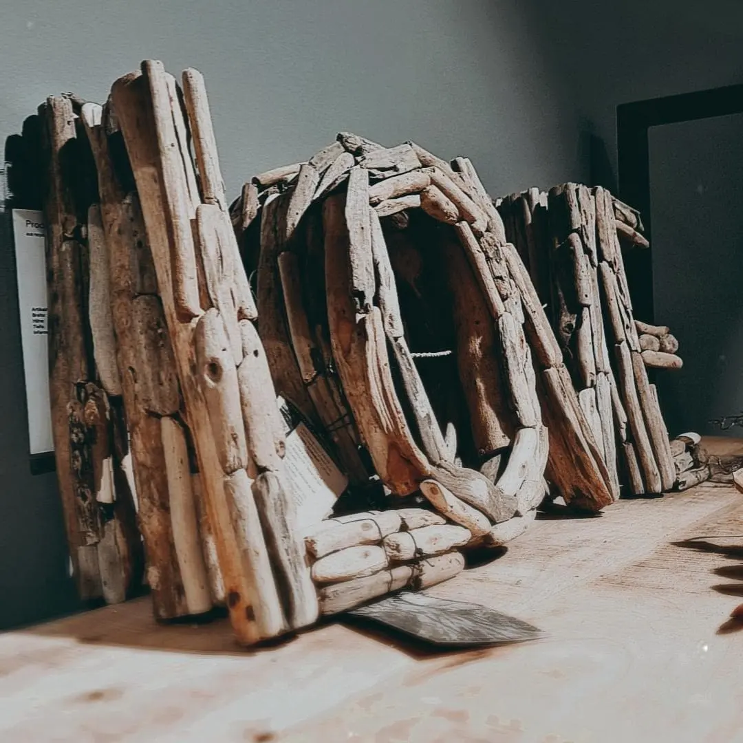 Wanddeko „LOVE“ aus recyceltem Teakholz – Handgefertigtes Unikat aus Massivholz